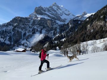 02 Nathalie zeigt Mira das Skitouren Ortstock Braunwald - En ski de rando avec Mira.jpg